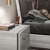 luxus minimal design exkluziv  butor szurke krom fogantyuval eukaliptusz antracit letisztult ejjeliszekreny.jpg